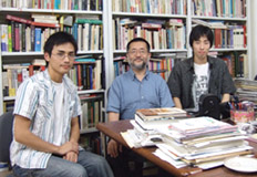 野坂先生を挟んで左側が酒井君右側が炭谷君