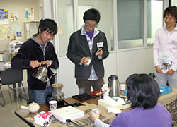 お手伝いの男子学生もバリスタ気分♪