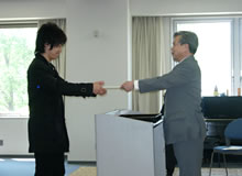 脇田副学長から証書授与