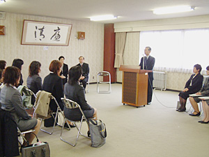 告辞を述べる中村学長
