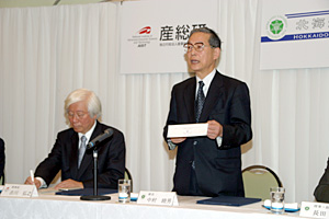 調印式(右:中村総長,左:吉川弘之(独)産業技術総合研究所理事長)