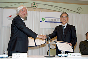 協定書を手にする中村総長(右),吉川弘之(独)産業技術総合研究所理事長(左)