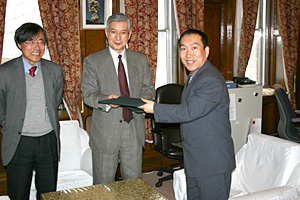 協定を取り交わす岡田研究科長と趙教授