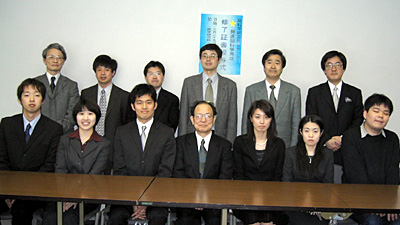 修了式集合写真(前列中央・井上センター長)