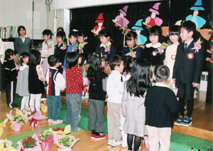 在園児から卒園児へ花束の贈呈
