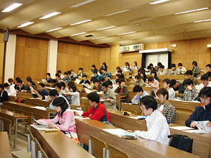 講師の説明に聞き入る参加学生