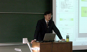講演する公共政策学連携研究部 倉田健児教授