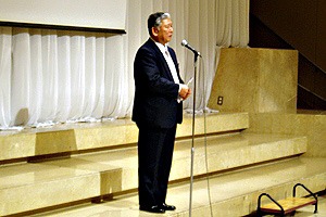 開会のあいさつをする佐伯副学長