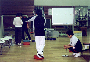 バランス器具を使用した体力測定