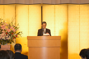 式典で挨拶する中村学長