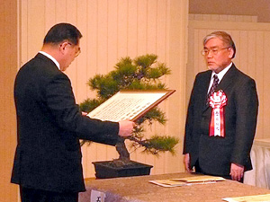 授賞式での五十嵐靖之教授