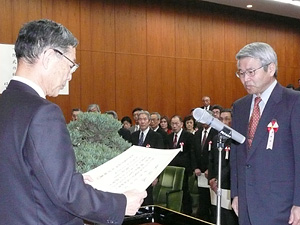 総長からの表彰状授与