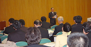 「シンポジウム」で挨拶する中村総長