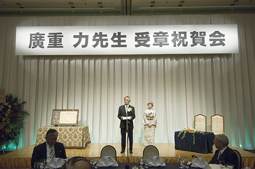 謝辞を述べられる廣重元総長