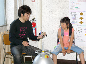 説明を受ける子供