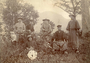遠友夜学校教師をつとめた札幌農学校学生たち(1904年) 後列左から川嶋一郎,河内完治,竹田茂,前列左から末光績,池田競,足助素一