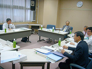 公共政策大学院の概要等について説明する佐々木連携研究部長(右手前)