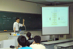 講義を行う松藤教授