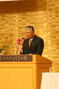 式典で挨拶する佐伯総長