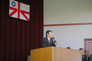 歓迎の挨拶を述べる原学部長