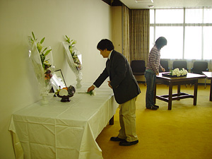 畠山施設長の献花