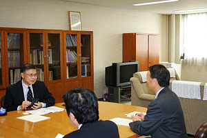 浅香病院長と懇談する土屋審議官(左)