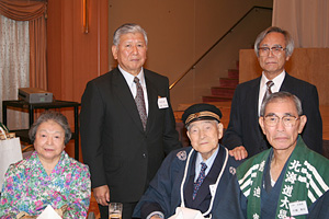 前列左から:繁富ご夫妻,中瀬会長, 後列左から:佐伯北大総長,廣重元北大総長