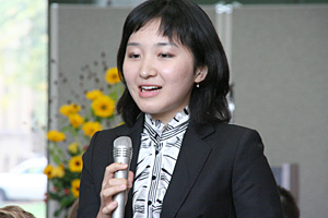 自己紹介する入学生