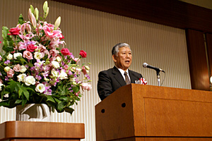 式典で挨拶する佐伯総長