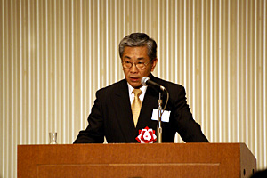 式典で挨拶する喜田センター長