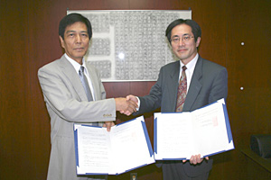 協定書を交わす笹木所長(右)と川合大阪大学産業科学研究所長(左)