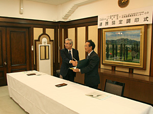 協定書をとり交わした服部農学研究院長(左)と鈴木北海道農業研究センター所長(右)