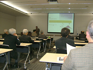 講演を聞き入る参加者