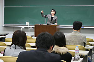 自身の経験をふまえてアドバイスする本研究科会計専門職大学院出身,監査法人トーマツの 佐藤 玲 氏