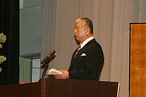 告辞を述べる中村総長