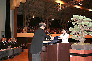 学位記を受ける総代
