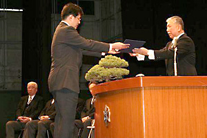学位記を受ける総代