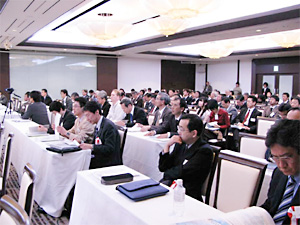 大勢の参加者が詰めかけたシンポジウム会場
