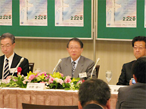 記者会見に臨む今井浩三・札幌医科大学長,本間研一・大学院医学研究科長,吉田晃敏・旭川医科大学長