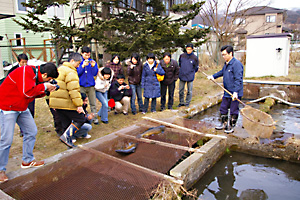 七飯淡水実験所で説明を受ける留学生