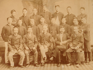 札幌農学校第14期生卒業記念(1896年)後列左から2人目が平塚。前列左から南、宮部、佐藤、新渡戸、吉井。