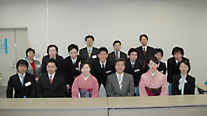 第4期修了生との集合写真