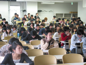 講義に聞き入る学生