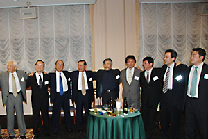 數土文夫東京同窓会理事長(左から4人目)