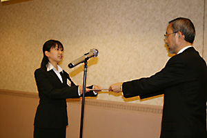 井上学部長より表彰される学生