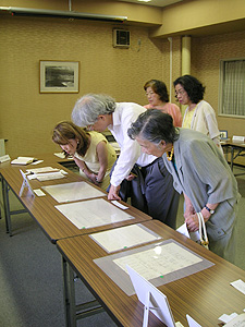 展示鑑賞の様子 前列左からキーン・昭子氏,逸見勝亮大学文書館長,越山澄子氏。後列左から,越山文子氏,越山明子氏