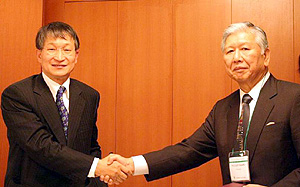 握手する佐伯総長(右)とHasuck Kimソウル大学副学長