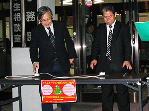 点灯スイッチを入れる脇田副学長(左),長澤学務部長(右)