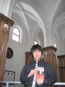 著書を手にした柾谷洋平君