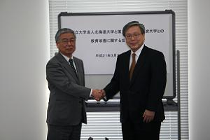 握手を交わす脇田副学長と工藤副学長